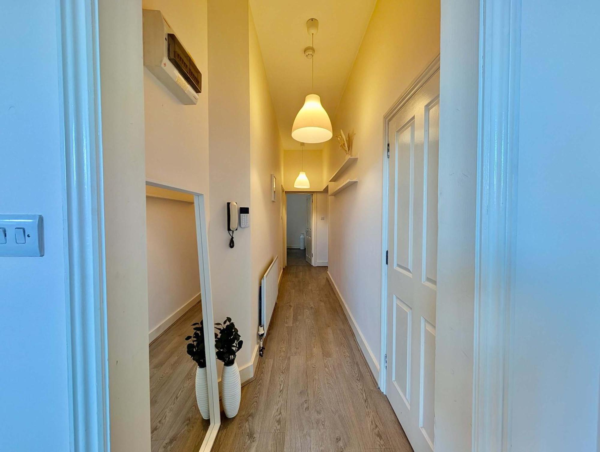 Ferienhaus Stunning Flat With Free Parking *